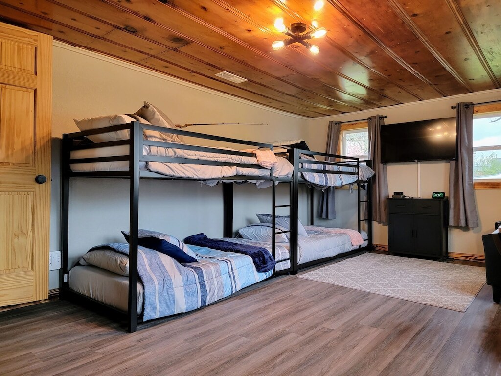 Ორსართულიანი ოთახი შესანიშნავია ბავშვებისთვის ან ჯგუფებისთვის. Მახასიათებლები 43" Roku SMART TV