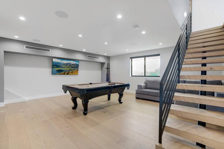 Hollywood Hills Gem: Pool Table & Stunning View gallery image 4
