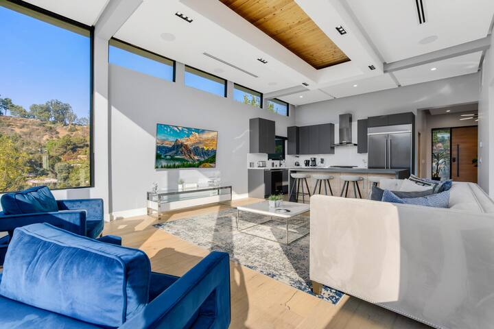 Hollywood Hills Gem: Pool Table & Stunning View gallery image 5