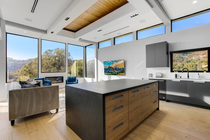 Hollywood Hills Gem: Pool Table & Stunning View gallery image 2