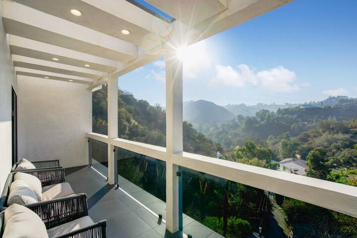 Hollywood Hills Gem: Pool Table & Stunning View gallery image 3