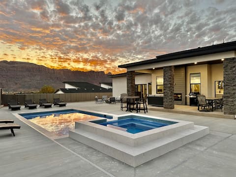 4BR Luxury Home w/ Private Heated Pool & Hot Tub
