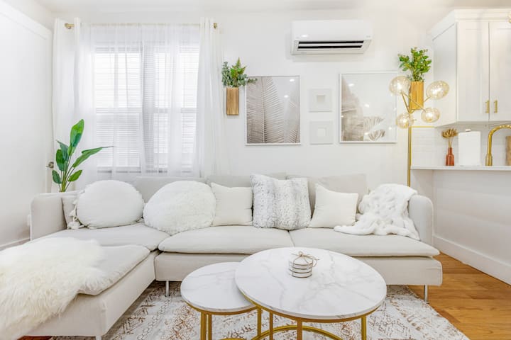 The Brooklyn Townhome I 9 BD 4 BA | Free Parking