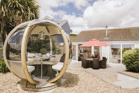 3 Bedroom Beachside Property with Glass Pod!