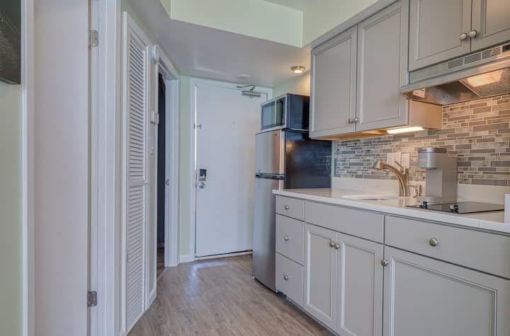 1bd Oceanfront Retreat  Outdoor Pool And Hot Tub - North Myrtle Beach, SC