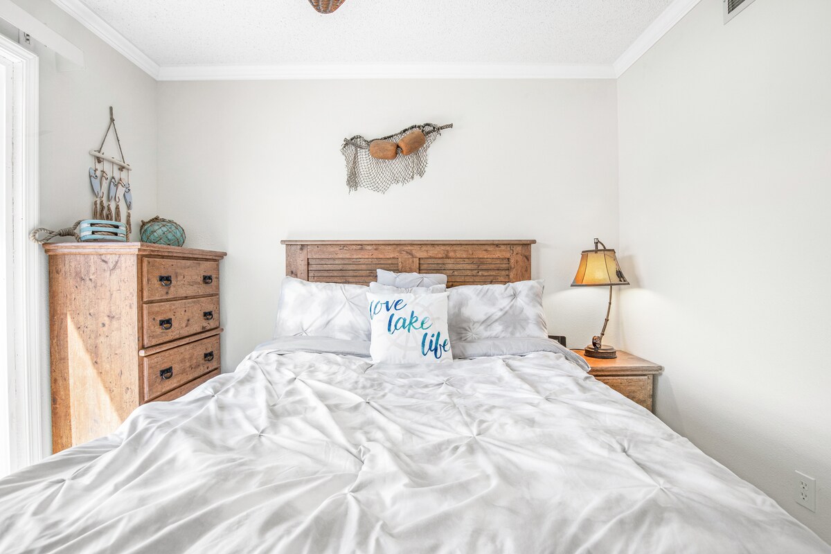 Acogedor dormitorio queen con una vista maravillosa del lago