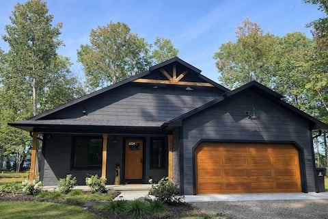 Fox's Den Fence Lake Home - Private with Lake View