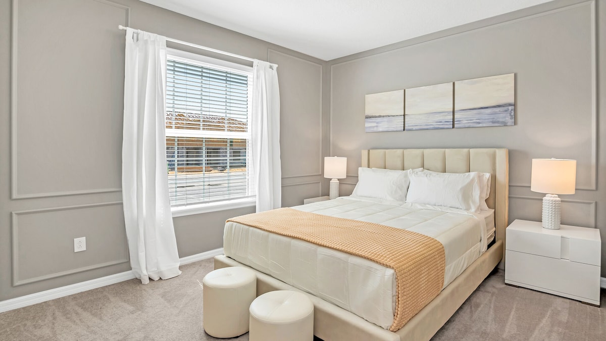 สัมผัสความหรูหราและความสะดวกสบายในห้องนอนที่กว้างขวางของเราสัญญาว่าคุณจะได้นอนหลับพักผ่อนอย่างเต็มที่