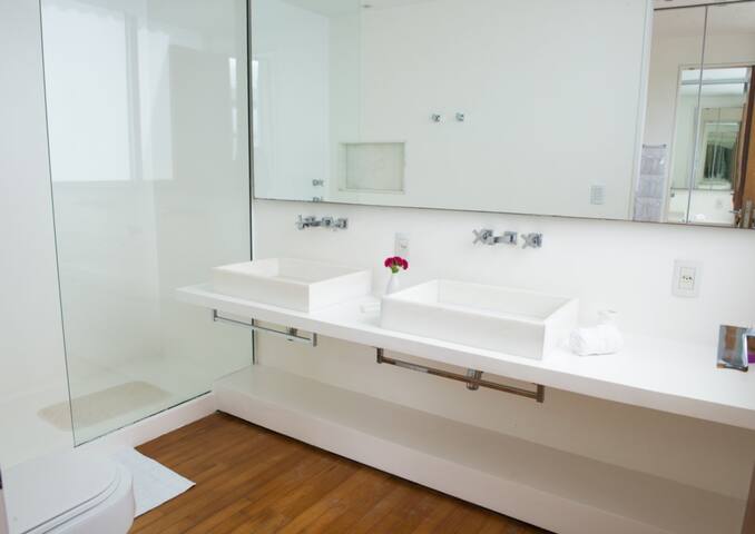 Luxury Ocean-Front Penthouse in Copacabana 3-br gallery image 5