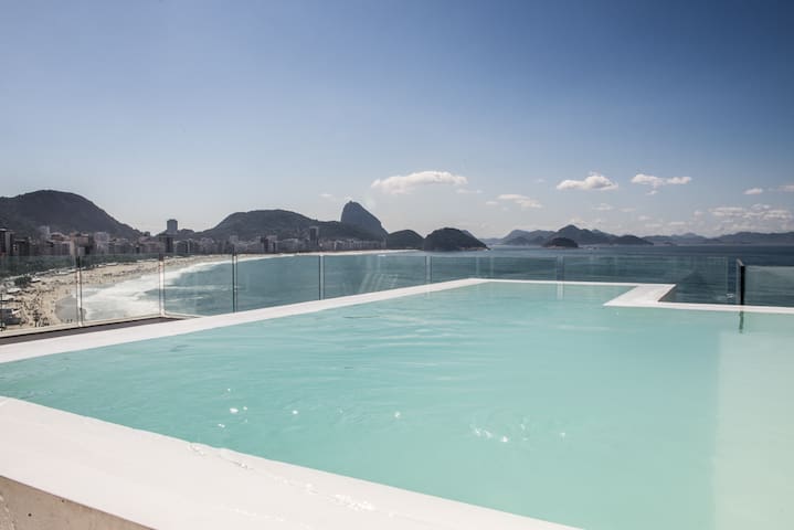 Luxury Ocean-Front Penthouse in Copacabana 3-br