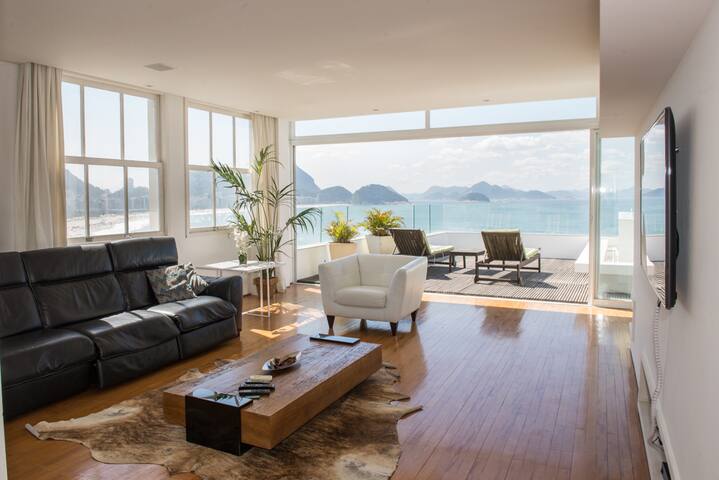 Luxury Ocean-Front Penthouse in Copacabana 3-br gallery image 3
