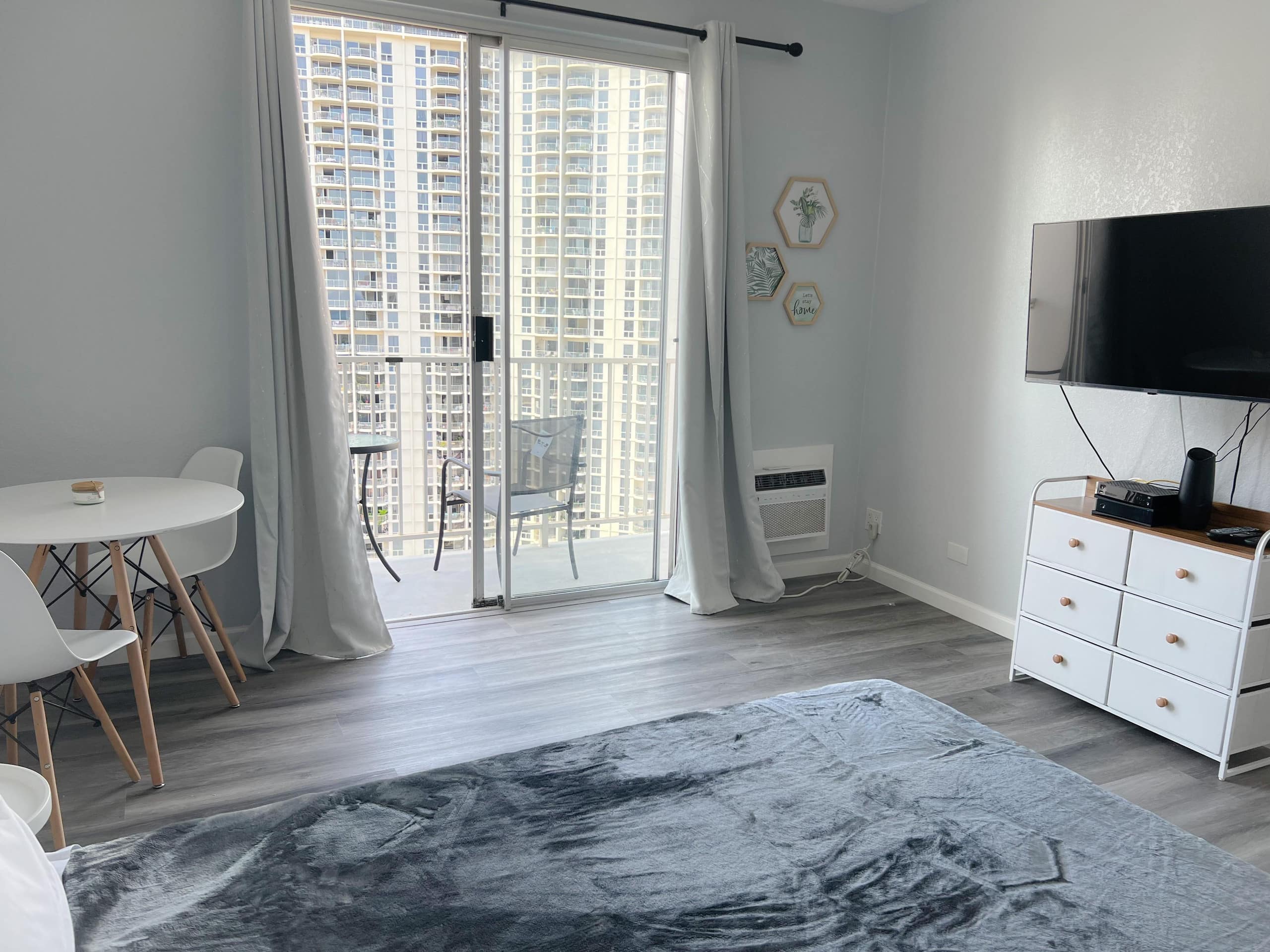 Condo in Honolulu · ★4.61 · Studio · 1 bed · 1 private bath - Image 1