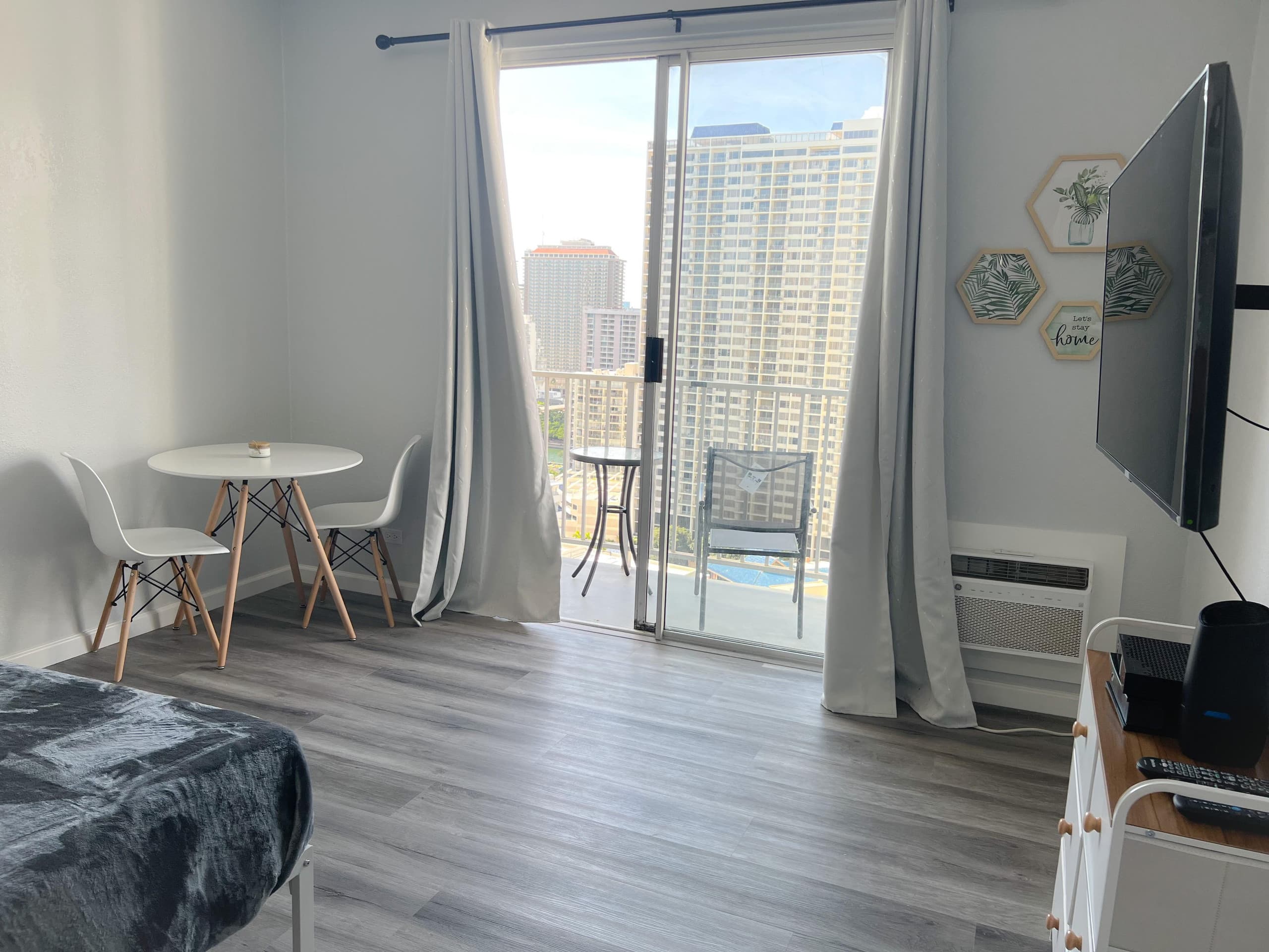 Condo in Honolulu · ★4.61 · Studio · 1 bed · 1 private bath - Image 4