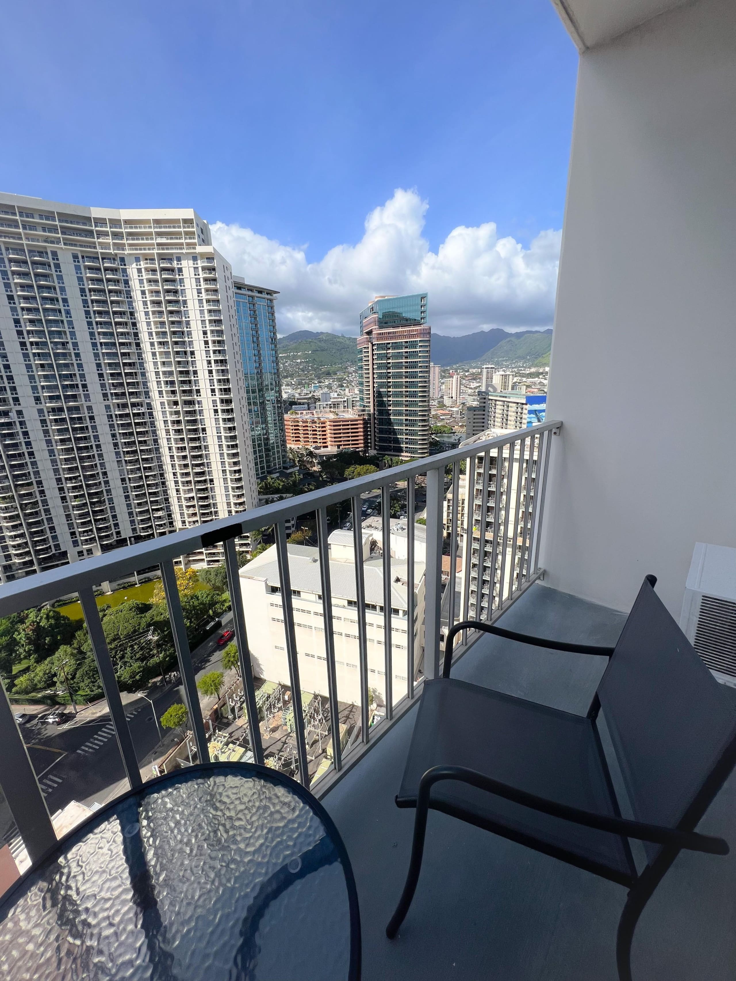 Condo in Honolulu · ★4.61 · Studio · 1 bed · 1 private bath - Image 6
