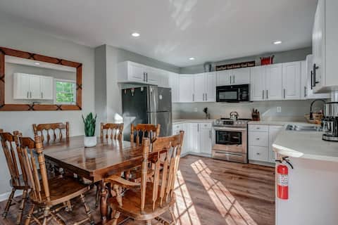 Two Homes • Sleeps 18 • Walk to Helen • 2 Hot Tubs