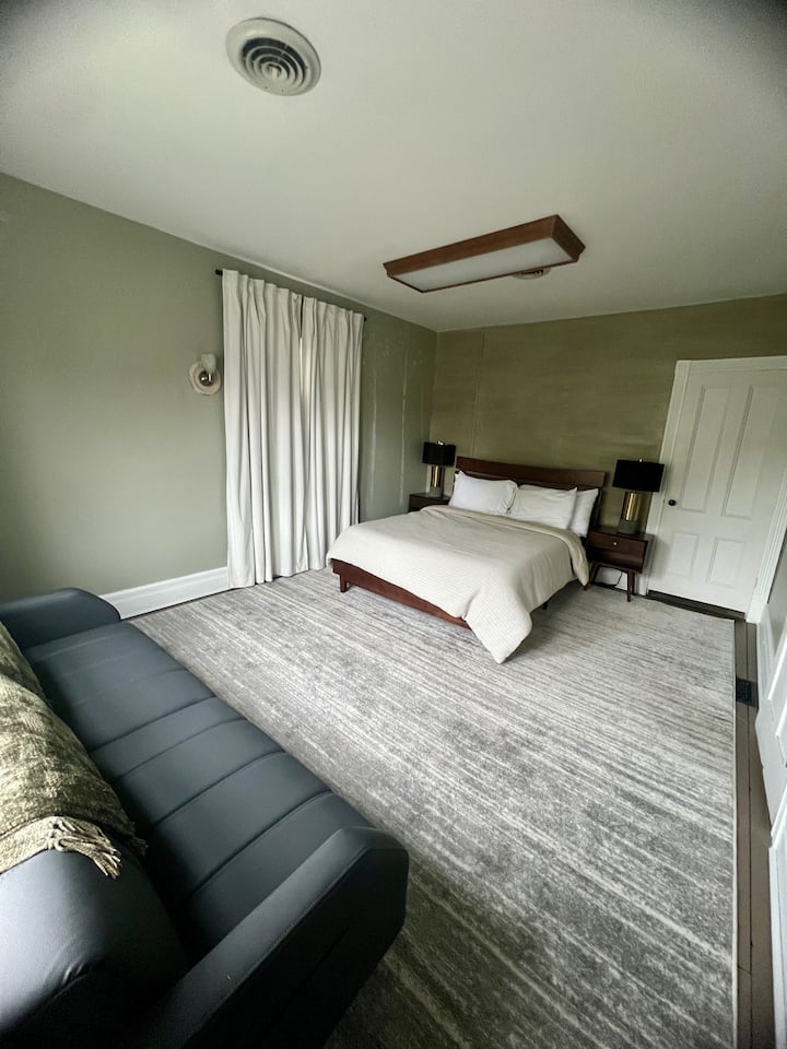 Bedroom 5 Queen size bed