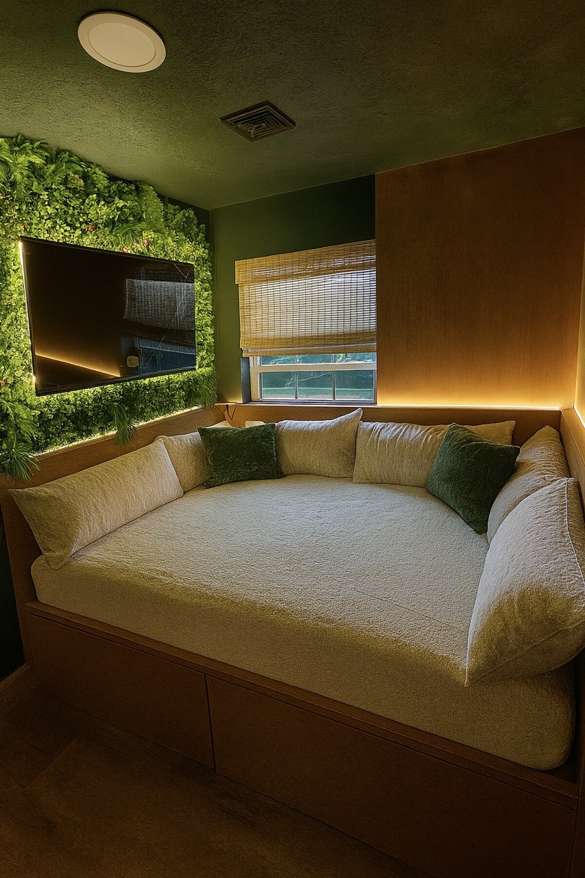 Váš súkromný únik do Narnie. Polovičný konferenčný priestor, polovičná posteľ. Oddýchnite si, utečte od všednosti a relaxujte vo svojom osobnom čarovnom zákutí.