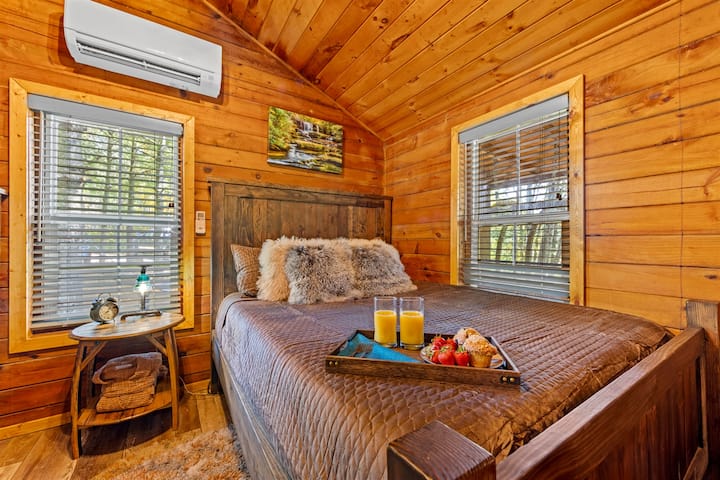 Luxurious queen with bamboo sheets for a great night's sleep!