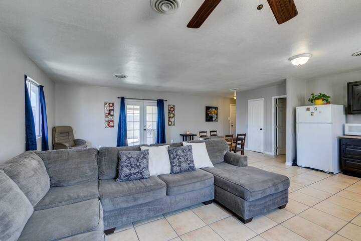 Vegas Oasis gallery image 2