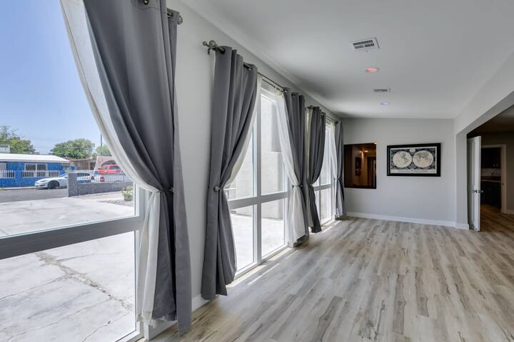 Vegas Oasis gallery image 3