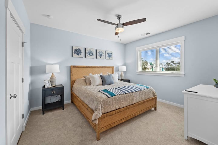 Kitanda aina ya King kilicho na bafu la Ensuite, televisheni na kabati la kuingia