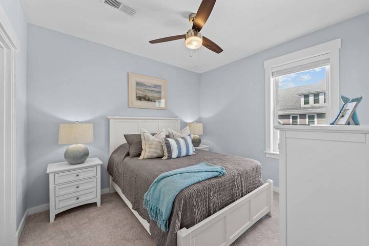 Kitanda aina ya Queen kilicho na bafu la Ensuite, televisheni na kabati la kuingia