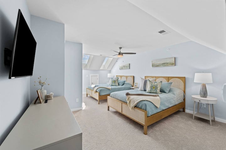 Kitanda cha Ghorofa ya 4 cha Double Queen kilicho na bafu la Ensuite, televisheni na kabati la nguo