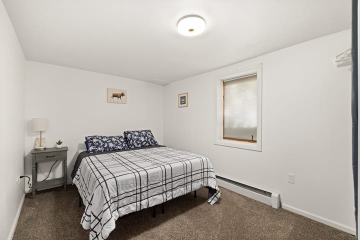 غرفة نوم (1 من 2 في الطابق السفلي)