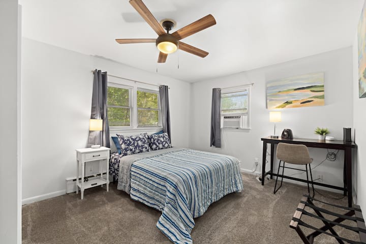 غرفة نوم في الطابق العلوي (1 من 2)