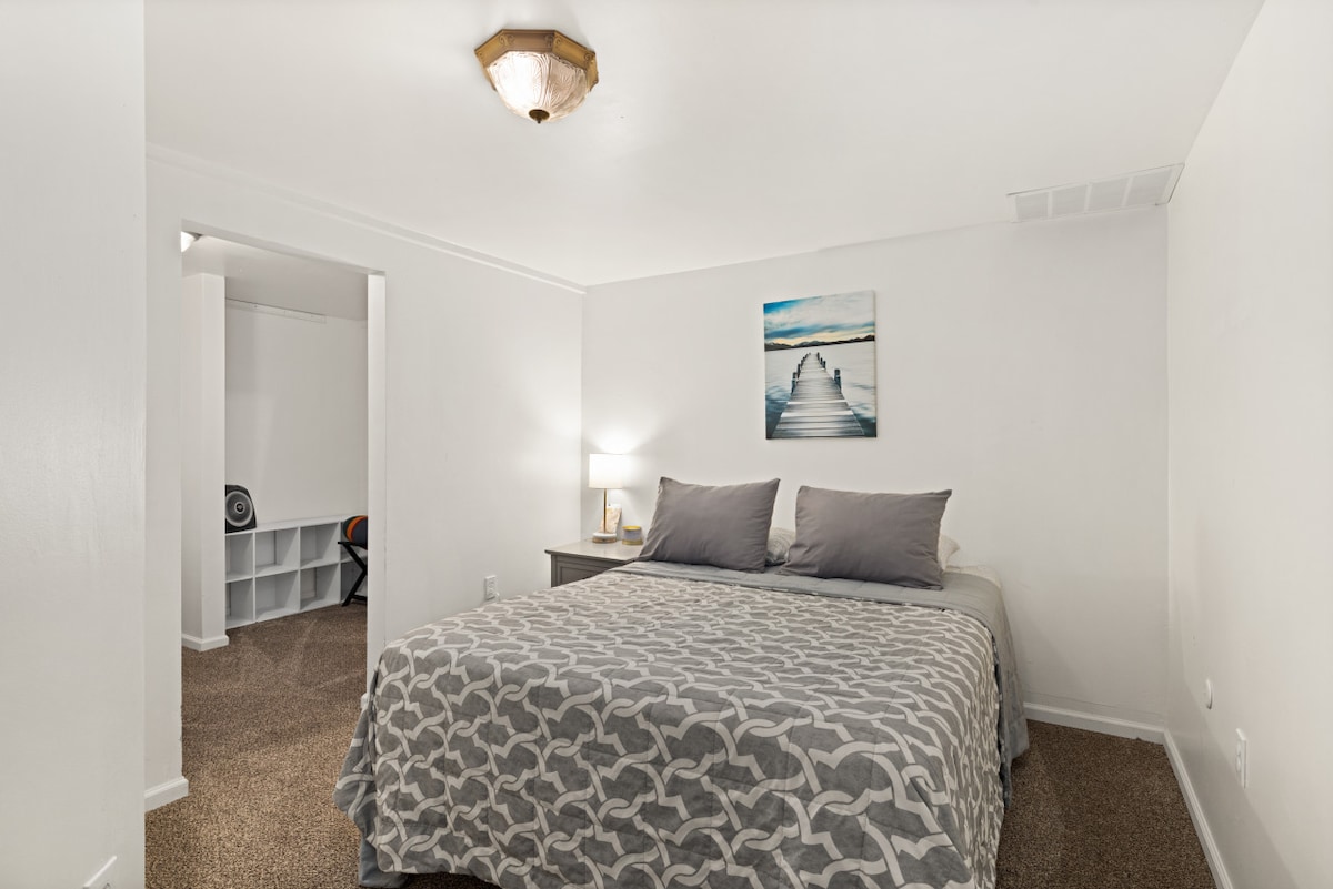 Спална соба (1 од 2 во подрум)