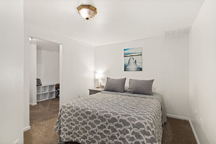 غرفة نوم (1 من 2 في الطابق السفلي)