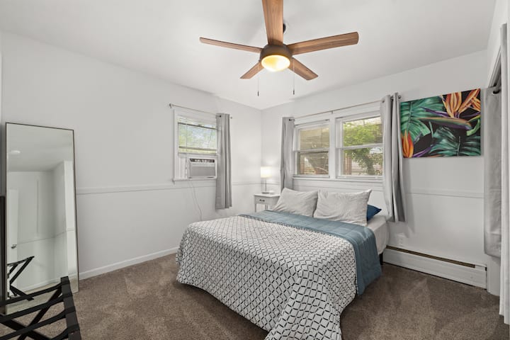 غرفة نوم في الطابق العلوي (1 من 2)