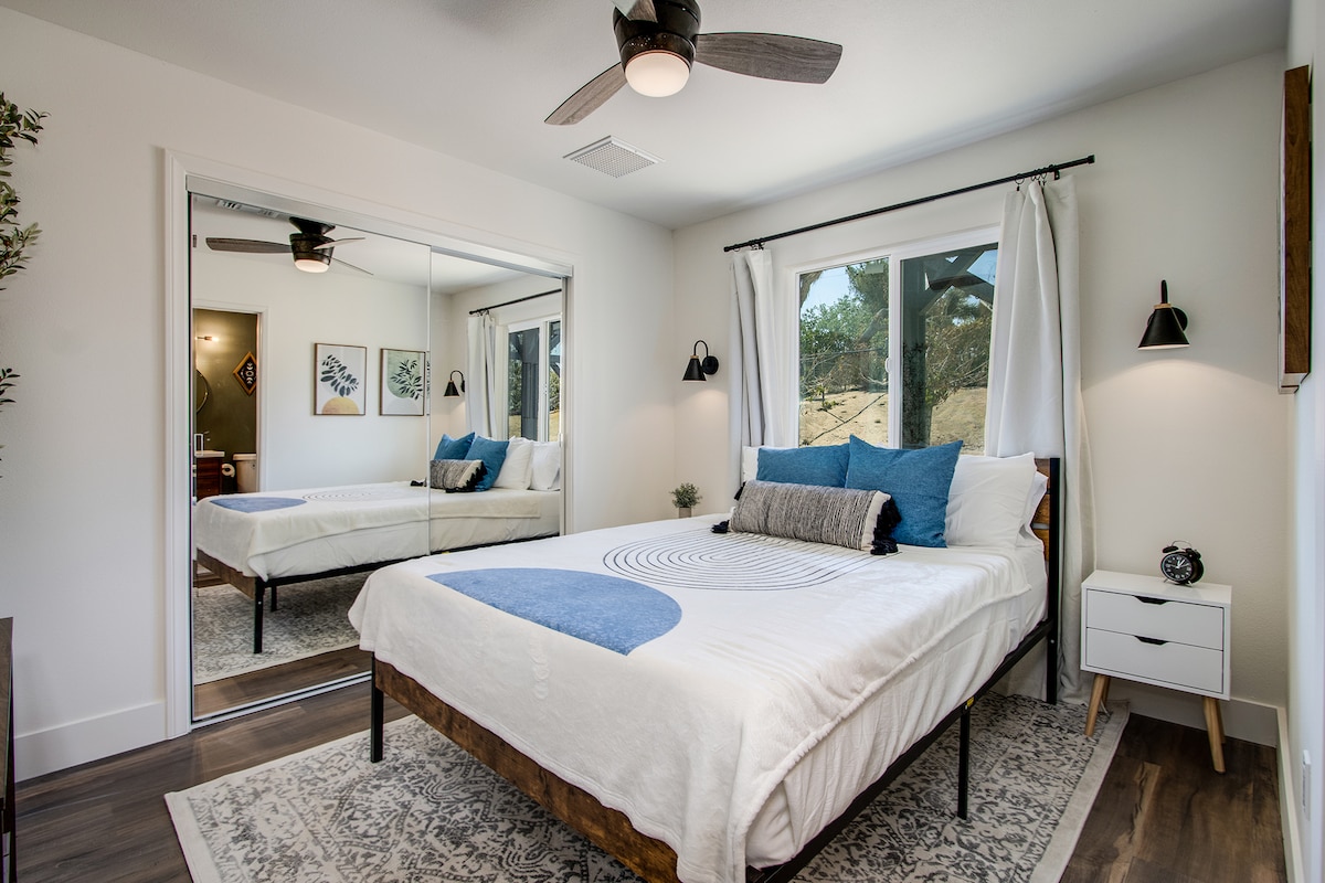 Cómodas camas de espuma viscoelástica tamaño queen y armarios grandes en el dormitorio principal.