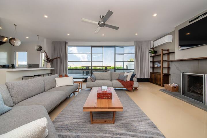 Penthouse with City Views on Chapel gallery image 3