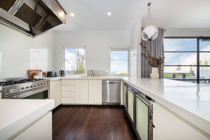 Penthouse with City Views on Chapel gallery image 4