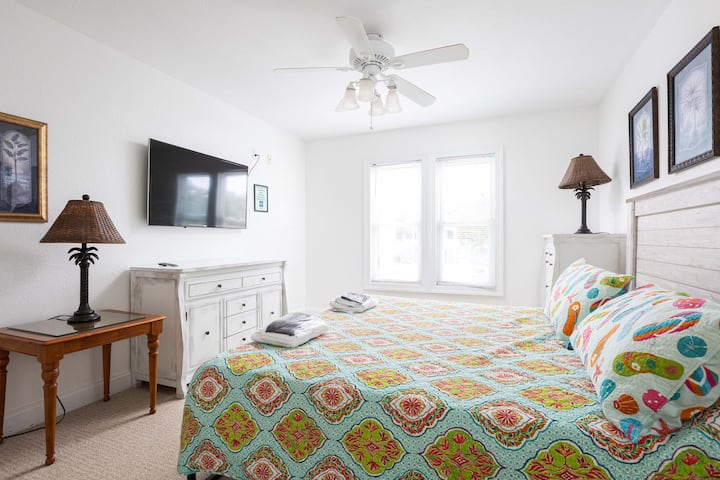 Dormitorio con cama tamaño king y baño privado completo en suite
