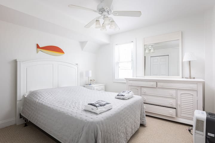 Habitación con cama tamaño queen y baño privado compartido