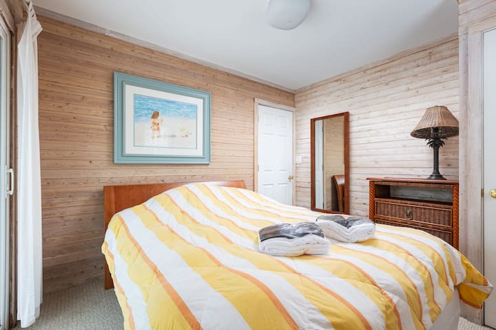 Cómodo retiro con dormitorio con cama queen