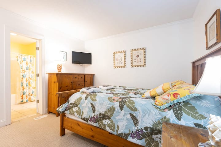 Dormitorio con cama tamaño queen y baño privado completo en suite