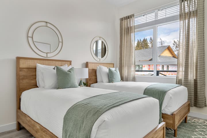 მესამე საძინებელი მდებარეობს ზემო სართულზე და მასში არის ორი (x2) ერთადგილიანი საწოლი, კარადა და დაბნელებისთვის განკუთვნილი ჟალუზები.