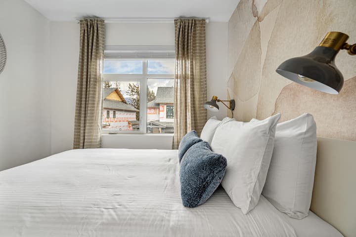 მეორე საძინებელი (მდებარეობს ზემო სართულზე) 152‑179 სმ ზომის საწოლით, კარადითა და დამუქრებისთვის განკუთვნილი ჟალუზებით.