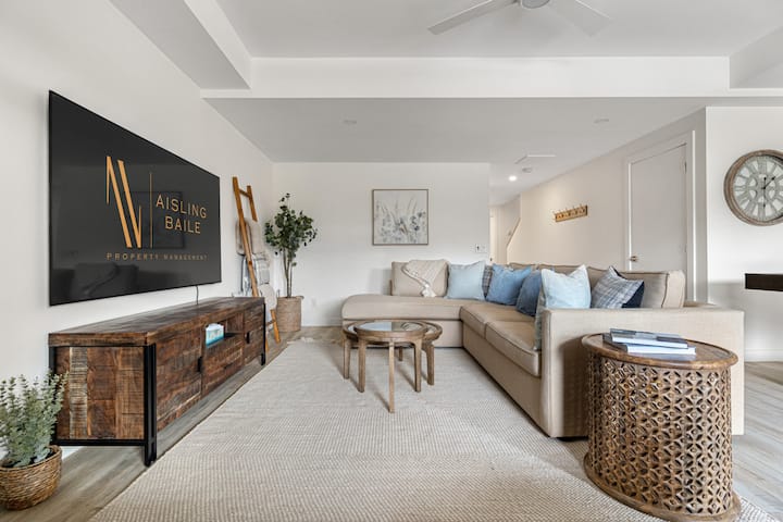 ქვედა სართულზეა მისაღები ოთახი სმარტ‑ტელევიზორით, კომფორტული დივანი, შაფლბორდის მაგიდა და გასასვლელი ჰიდრომასაჟის აუზზე.