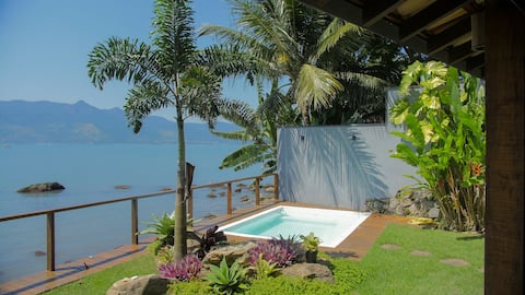 Beachfront house in front of Ilhabela