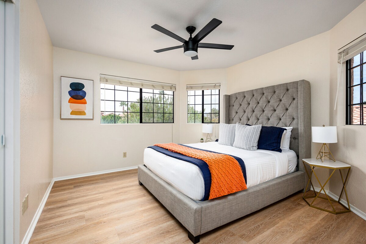 Chumba hiki cha kulala cha kona kiko karibu na ngazi.