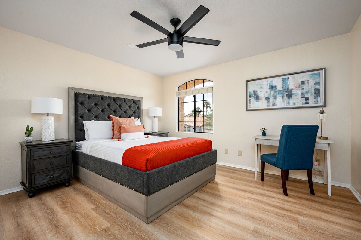 Chumba hiki cha kulala kilichofungwa ni pamoja na dawati.