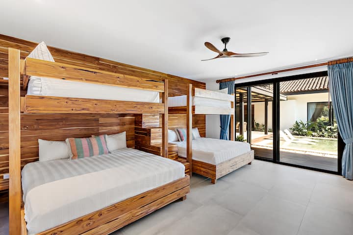 Მეორე საძინებელი, 2 ორსართულიანი საწოლი (კინგები ქვედა ნაწილში, სავსე საწოლები თავზე)