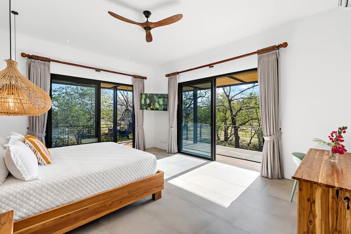 Მეოთხე საძინებელი, საწოლი Queen, აივანი, ცალკე სააბაზანო