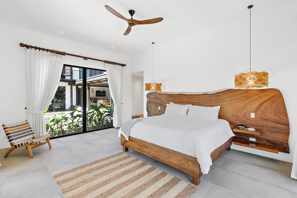 Основна стая (суперголямо двойно легло, самостоятелна баня)