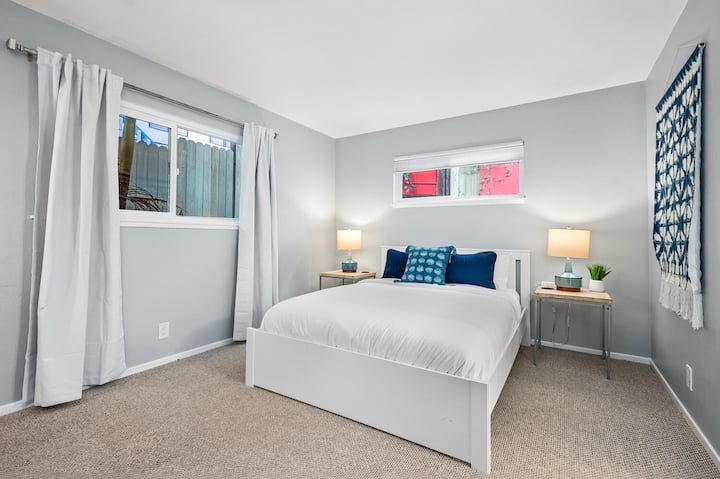 غرفة نوم واسعة للضيوف بسرير متوسط الحجم