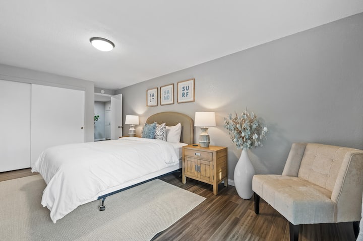 غرفة نوم مريحة للضيوف من المستوى 1 تحتوي على سرير متوسط الحجم